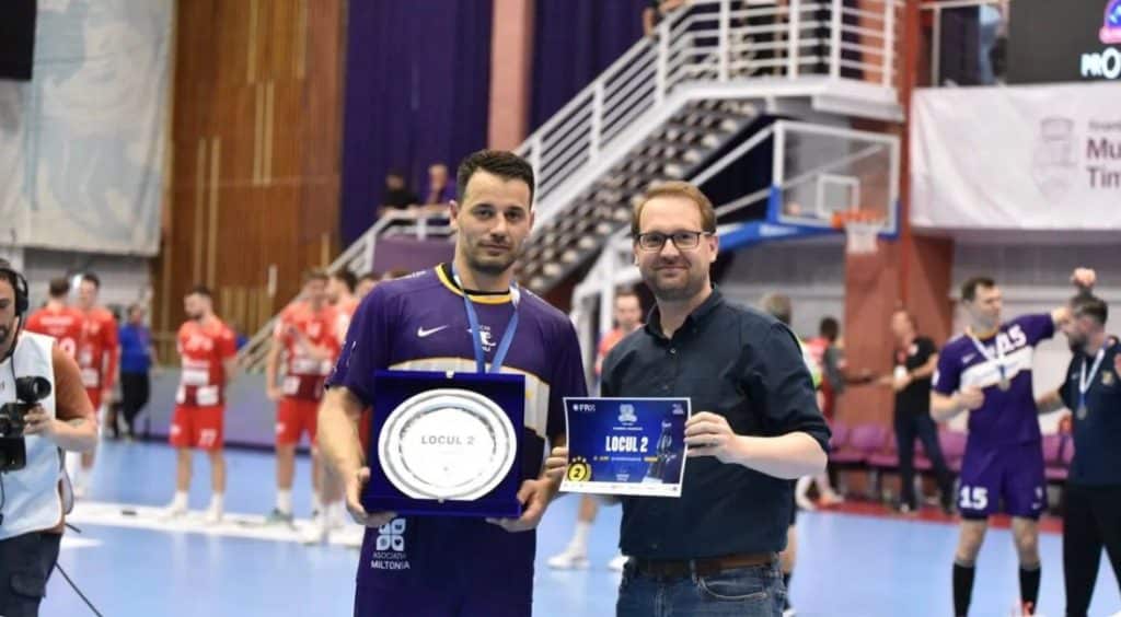 Primarul Dominic Fritz și viceprimarul Ruben Lațcău pe terenul Sălii Constantin Jude, în timpul huiduielilor de la finala Cupei României.