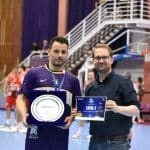 Primarul Dominic Fritz și viceprimarul Ruben Lațcău pe terenul Sălii Constantin Jude, în timpul huiduielilor de la finala Cupei României.