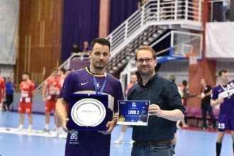 Primarul Dominic Fritz și viceprimarul Ruben Lațcău pe terenul Sălii Constantin Jude, în timpul huiduielilor de la finala Cupei României.