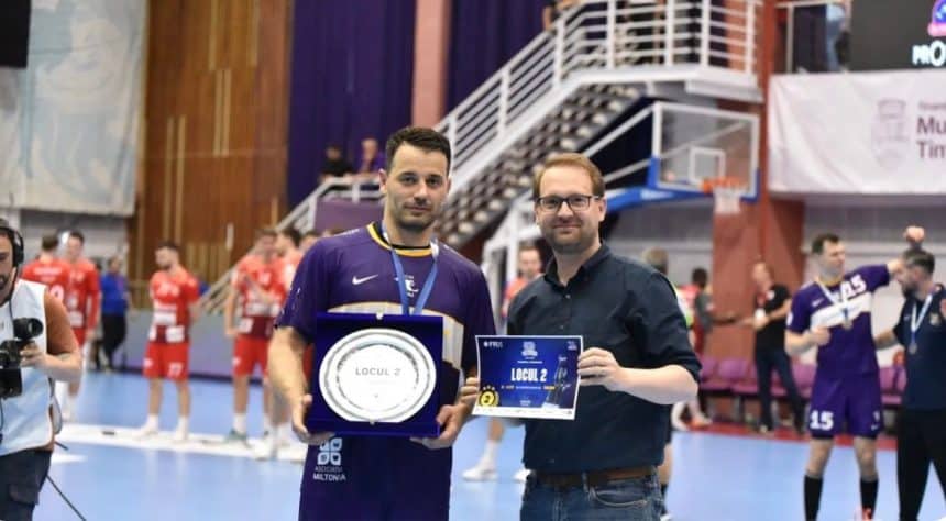 Primarul Dominic Fritz și viceprimarul Ruben Lațcău pe terenul Sălii Constantin Jude, în timpul huiduielilor de la finala Cupei României.