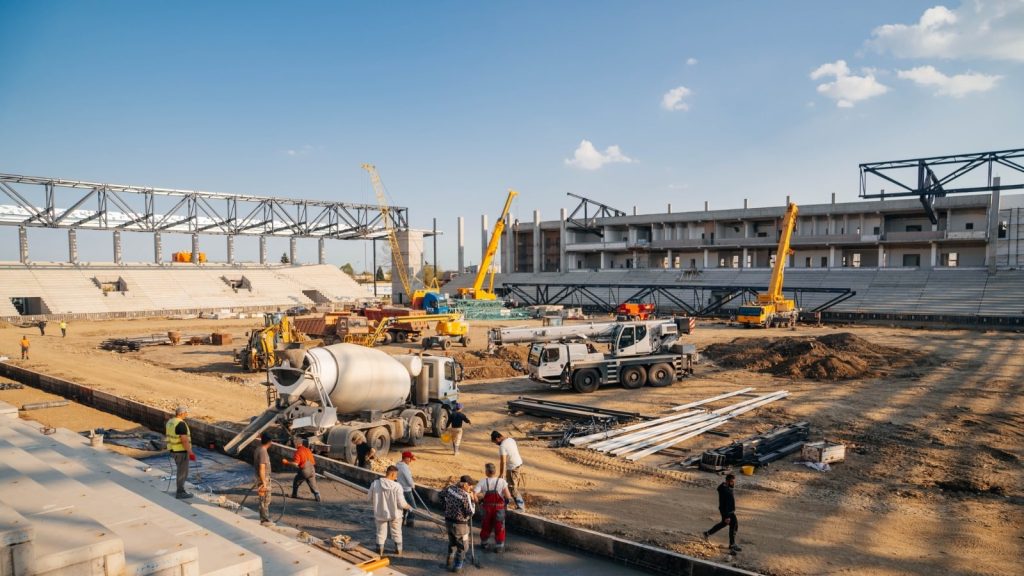 Macara montând grinzile principale la Tribuna 1 a stadionului Eroii Timișoarei din Calea Buziașului.