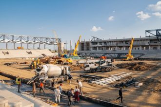 Macara montând grinzile principale la Tribuna 1 a stadionului Eroii Timișoarei din Calea Buziașului.
