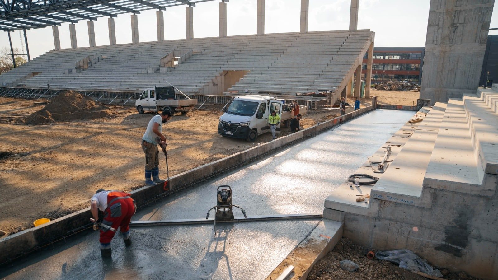 Macara montând grinzile principale la Tribuna 1 a stadionului Eroii Timișoarei din Calea Buziașului.