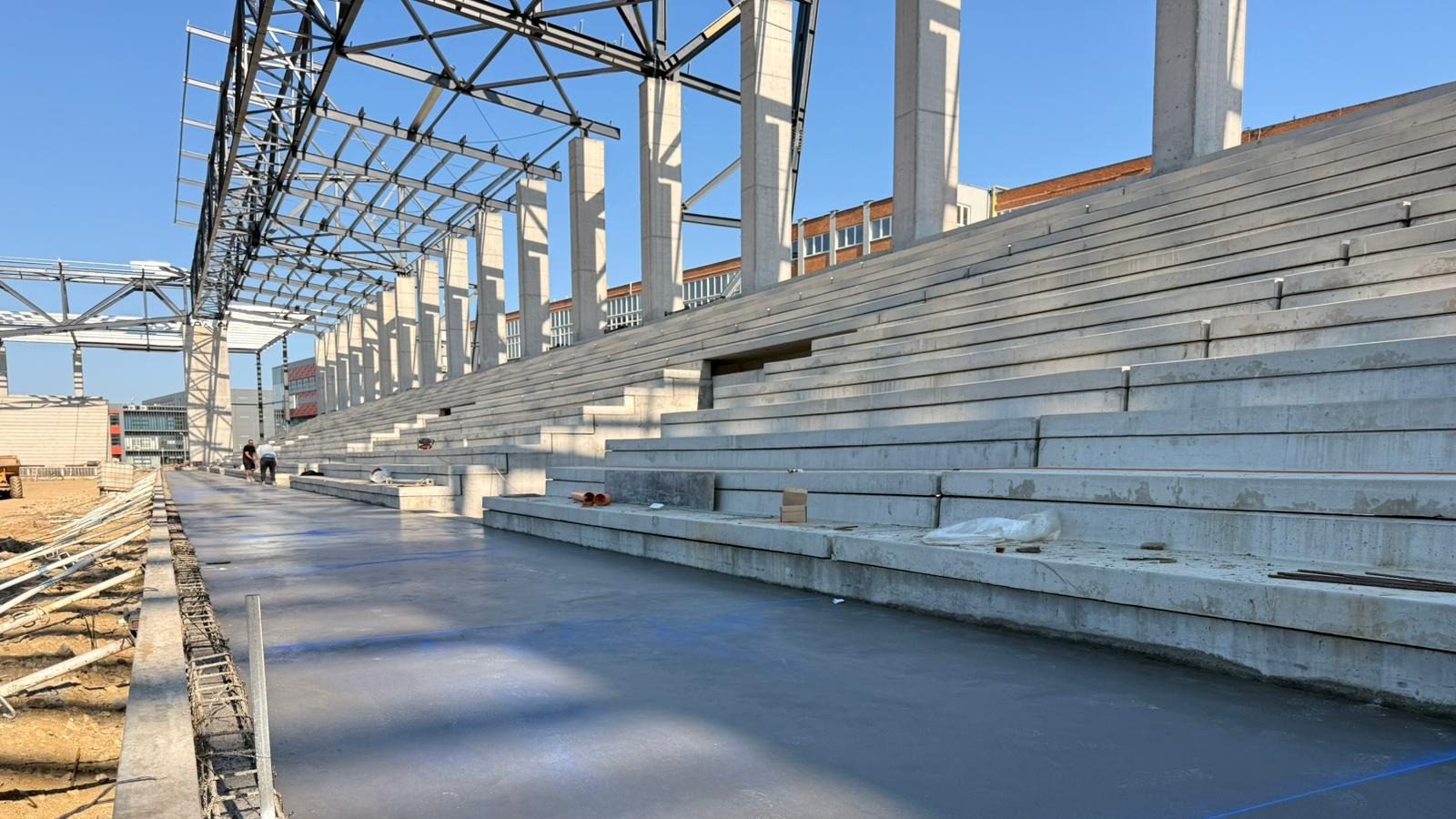 Macara montând grinzile principale la Tribuna 1 a stadionului Eroii Timișoarei din Calea Buziașului.