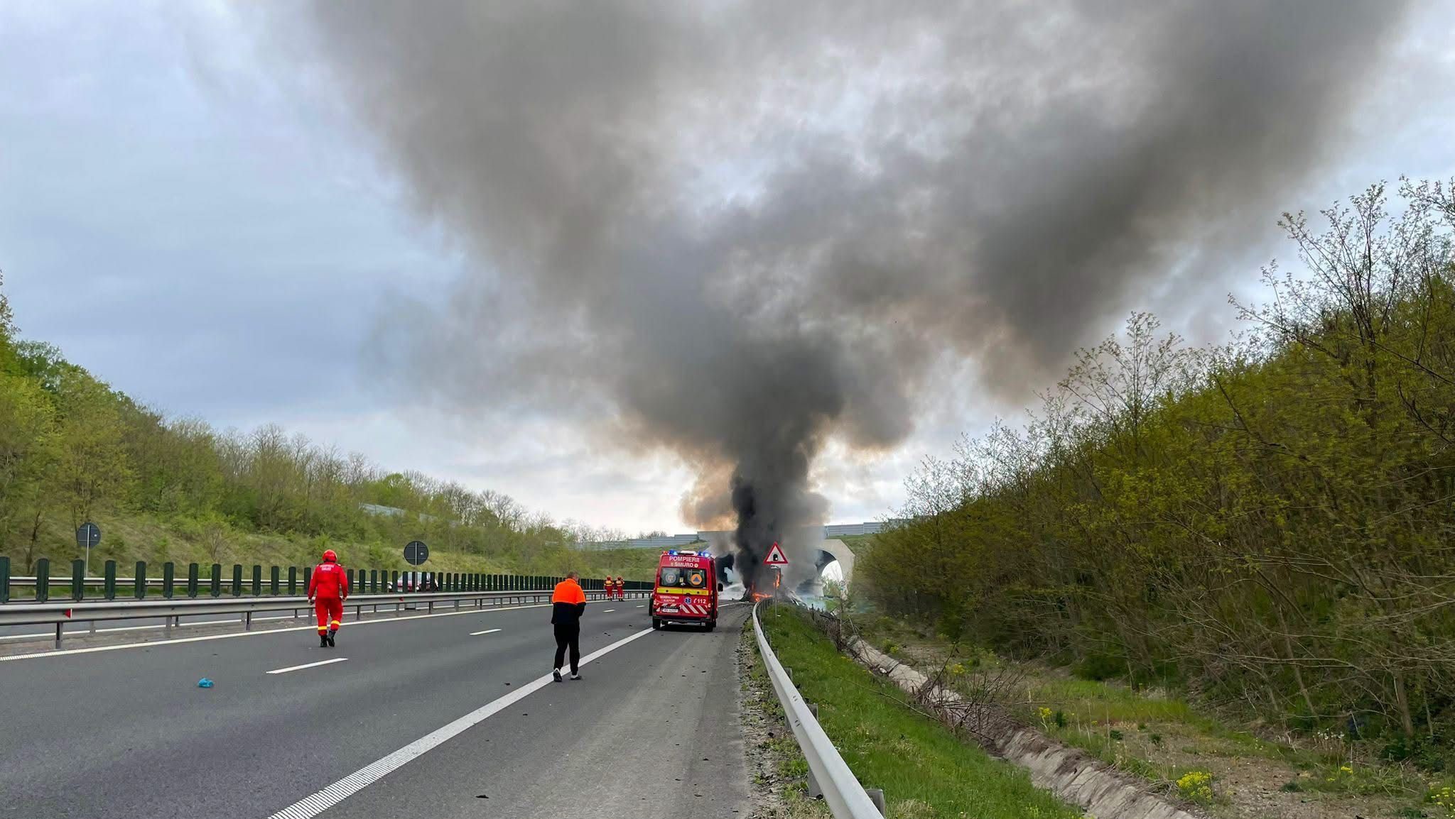 Autocamion încărcat cu fructe cuprins de flăcări pe autostrada A1, sensul Deva-Timișoara, în zona localității Brănișca.