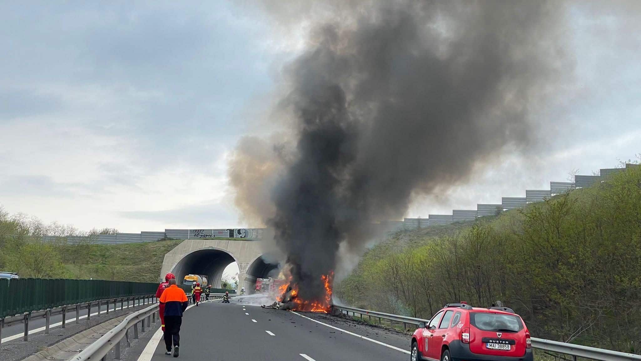 Autocamion încărcat cu fructe cuprins de flăcări pe autostrada A1, sensul Deva-Timișoara, în zona localității Brănișca.