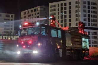 Echipaje SMURD și autospeciale de stingere ale ISU Timiș în timpul unei intervenții de urgență.