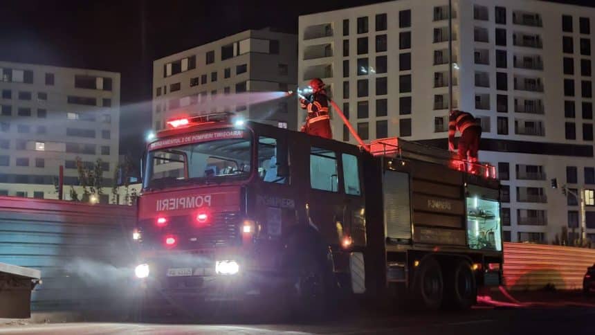 Echipaje SMURD și autospeciale de stingere ale ISU Timiș în timpul unei intervenții de urgență.