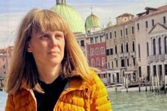 Fotografia oficială a Karlei-Melania Vas, femeia de 37 de ani dispărută în zona Vârfurile, județul Arad.
