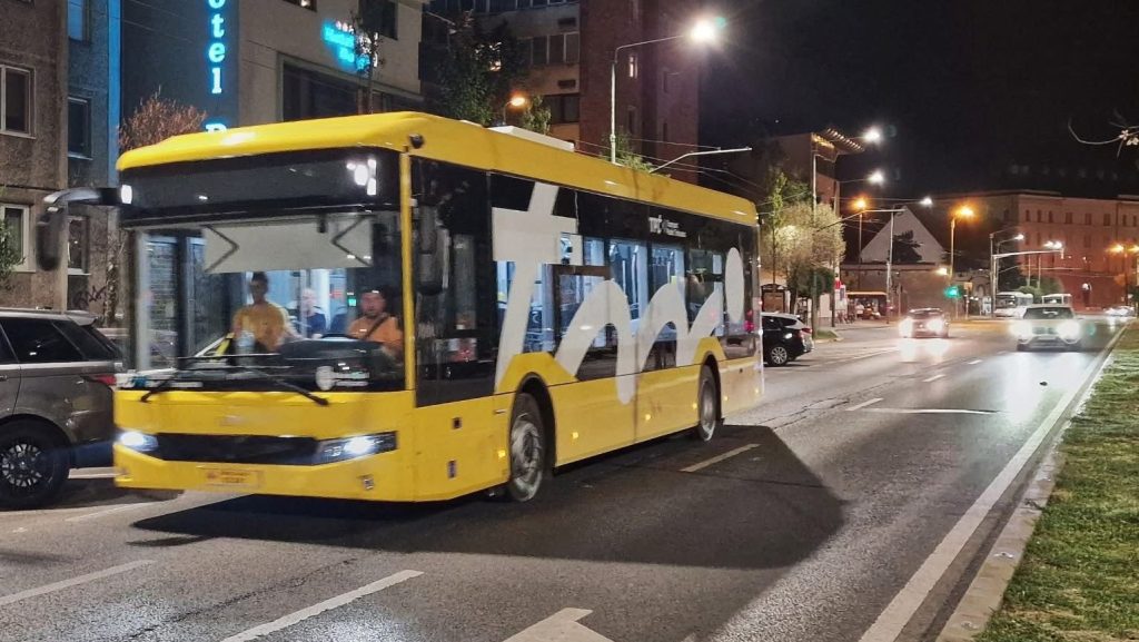 Autobuz de pe linia 5 cu geamul spart în cartierul Blașcovici, după un conflict între șofer și un grup de tineri.