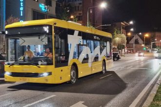 Autobuz de pe linia 5 cu geamul spart în cartierul Blașcovici, după un conflict între șofer și un grup de tineri.