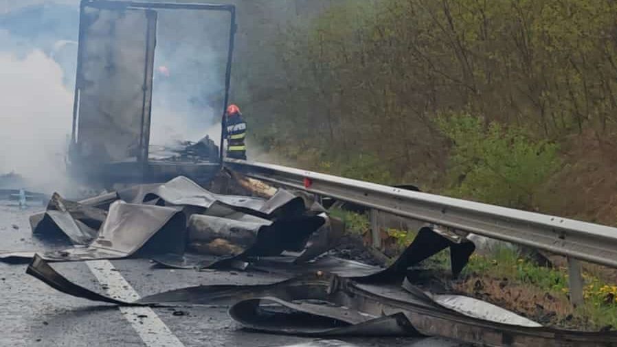 Autocamion încărcat cu fructe cuprins de flăcări pe autostrada A1, sensul Deva-Timișoara, în zona localității Brănișca.