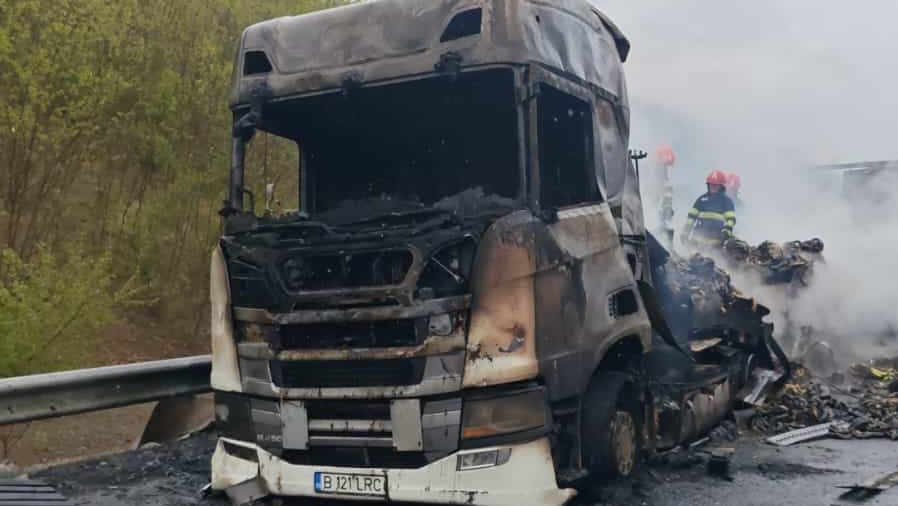 Autocamion încărcat cu fructe cuprins de flăcări pe autostrada A1, sensul Deva-Timișoara, în zona localității Brănișca.