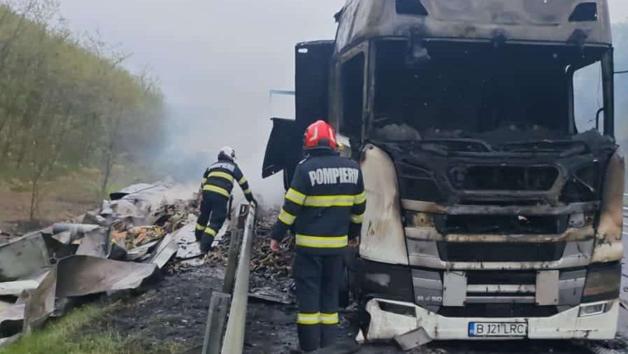 Autocamion încărcat cu fructe cuprins de flăcări pe autostrada A1, sensul Deva-Timișoara, în zona localității Brănișca.