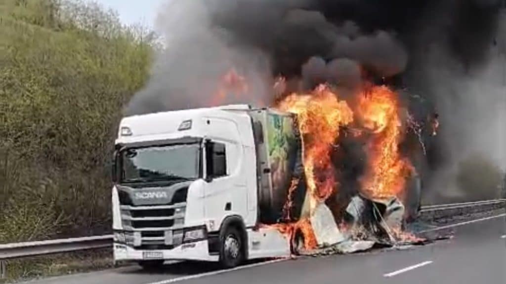 Pompierii de la ISU Timiș intervenind pentru stingerea celor trei containere cuprinse de flăcări pe strada Marginii.