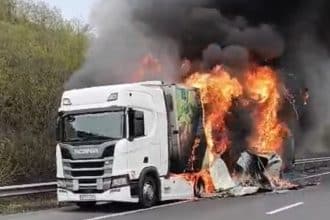 Pompierii de la ISU Timiș intervenind pentru stingerea celor trei containere cuprinse de flăcări pe strada Marginii.