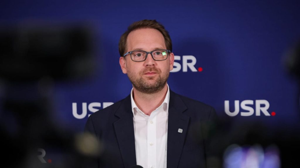 Președintele USR, Dominic Fritz, susținând declarații despre miza fondurilor europene în contextul retragerii sprijinului politic al PSD.