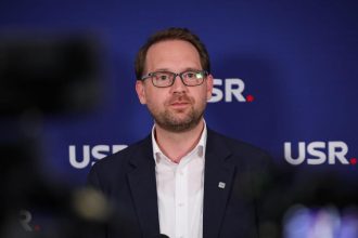 Președintele USR, Dominic Fritz, susținând declarații despre miza fondurilor europene în contextul retragerii sprijinului politic al PSD.