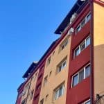 Infografic comparativ al prețurilor pe metru pătrat în Timișoara, Cluj și Brașov pentru apartamente noi și vechi în aprilie 2026.