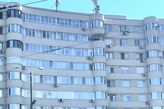 Grafic comparativ între prețurile apartamentelor noi și vechi din Timișoara, evidențiind diferența de 300 euro/mp.