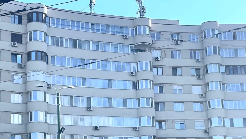 Grafic comparativ între prețurile apartamentelor noi și vechi din Timișoara, evidențiind diferența de 300 euro/mp.