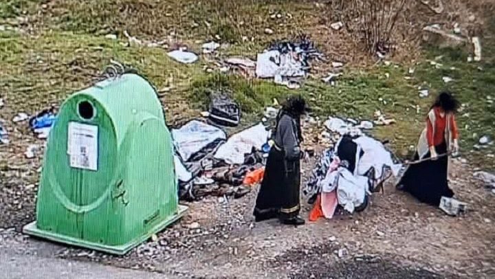 Echipaj al Poliției Locale Timișoara inspectând o rampă clandestină de deșeuri pe domeniul public pentru identificarea contravenienților.