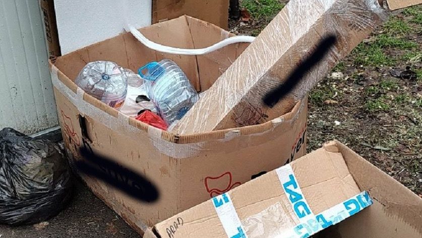 Echipaj al Poliției Locale Timișoara inspectând o rampă clandestină de deșeuri pe domeniul public pentru identificarea contravenienților.