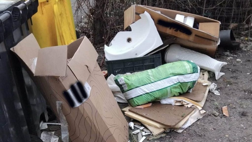 Echipaj al Poliției Locale Timișoara inspectând o rampă clandestină de deșeuri pe domeniul public pentru identificarea contravenienților.