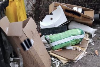 Echipaj al Poliției Locale Timișoara inspectând o rampă clandestină de deșeuri pe domeniul public pentru identificarea contravenienților.