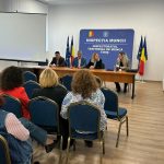 Ofițerii DGA Timiș prezentând cadrul legal anticorupție angajaților ITM în cadrul sesiunii de instruire de la Giroc.