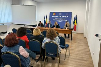 Ofițerii DGA Timiș prezentând cadrul legal anticorupție angajaților ITM în cadrul sesiunii de instruire de la Giroc.
