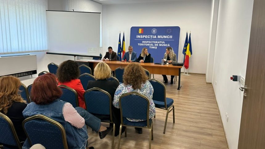 Ofițerii DGA Timiș prezentând cadrul legal anticorupție angajaților ITM în cadrul sesiunii de instruire de la Giroc.