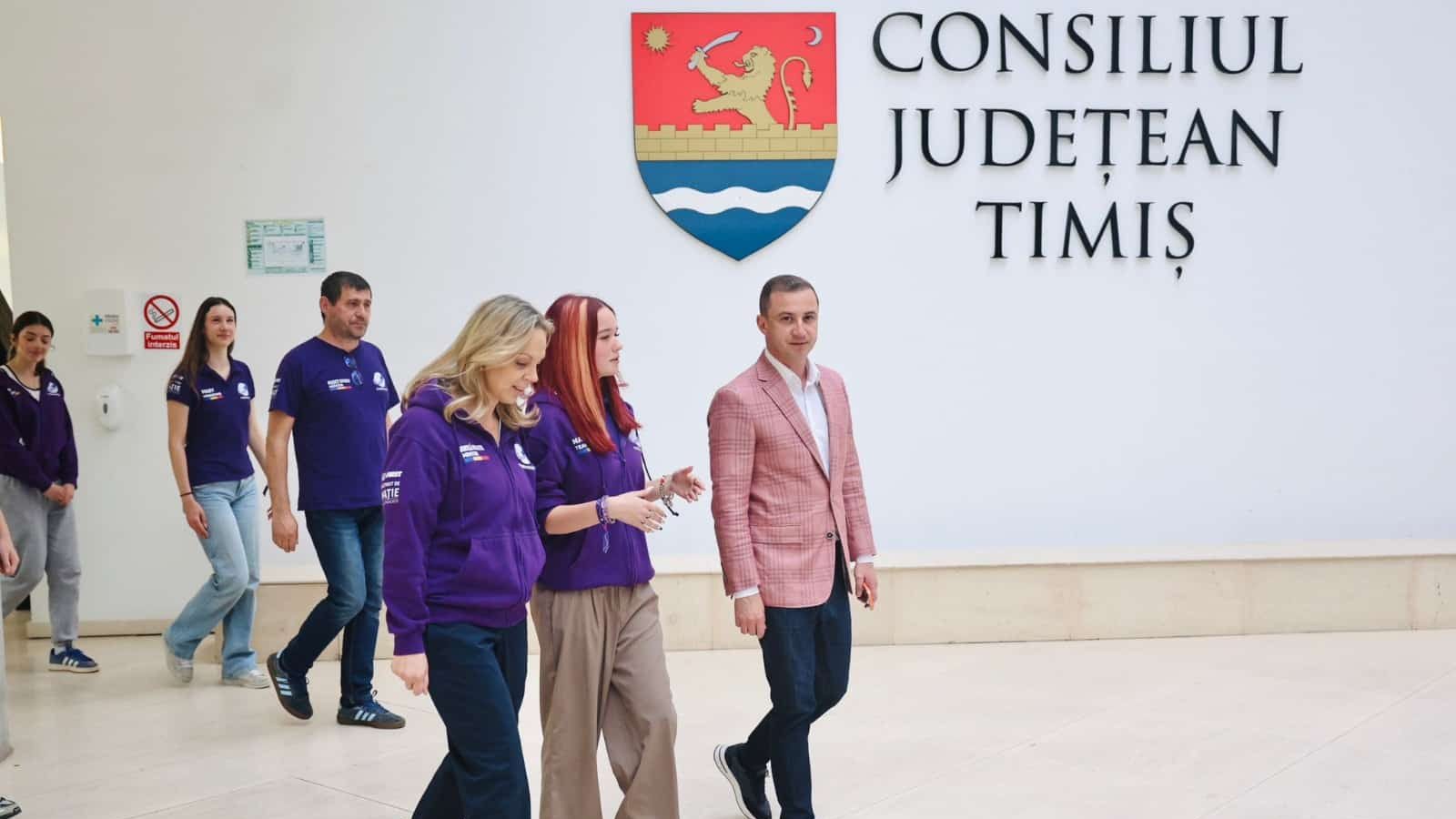 Elevii echipelor de robotică din Timișoara discutând cu Ruben Lațcău și Alfred Simonis despre viitorul hub tehnologic și competițiile internaționale.