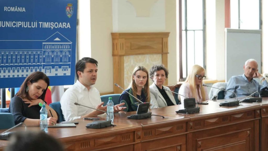 Elevii echipelor de robotică din Timișoara discutând cu Ruben Lațcău și Alfred Simonis despre viitorul hub tehnologic și competițiile internaționale.