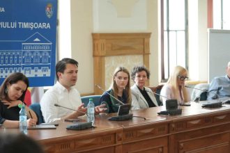 Elevii echipelor de robotică din Timișoara discutând cu Ruben Lațcău și Alfred Simonis despre viitorul hub tehnologic și competițiile internaționale.