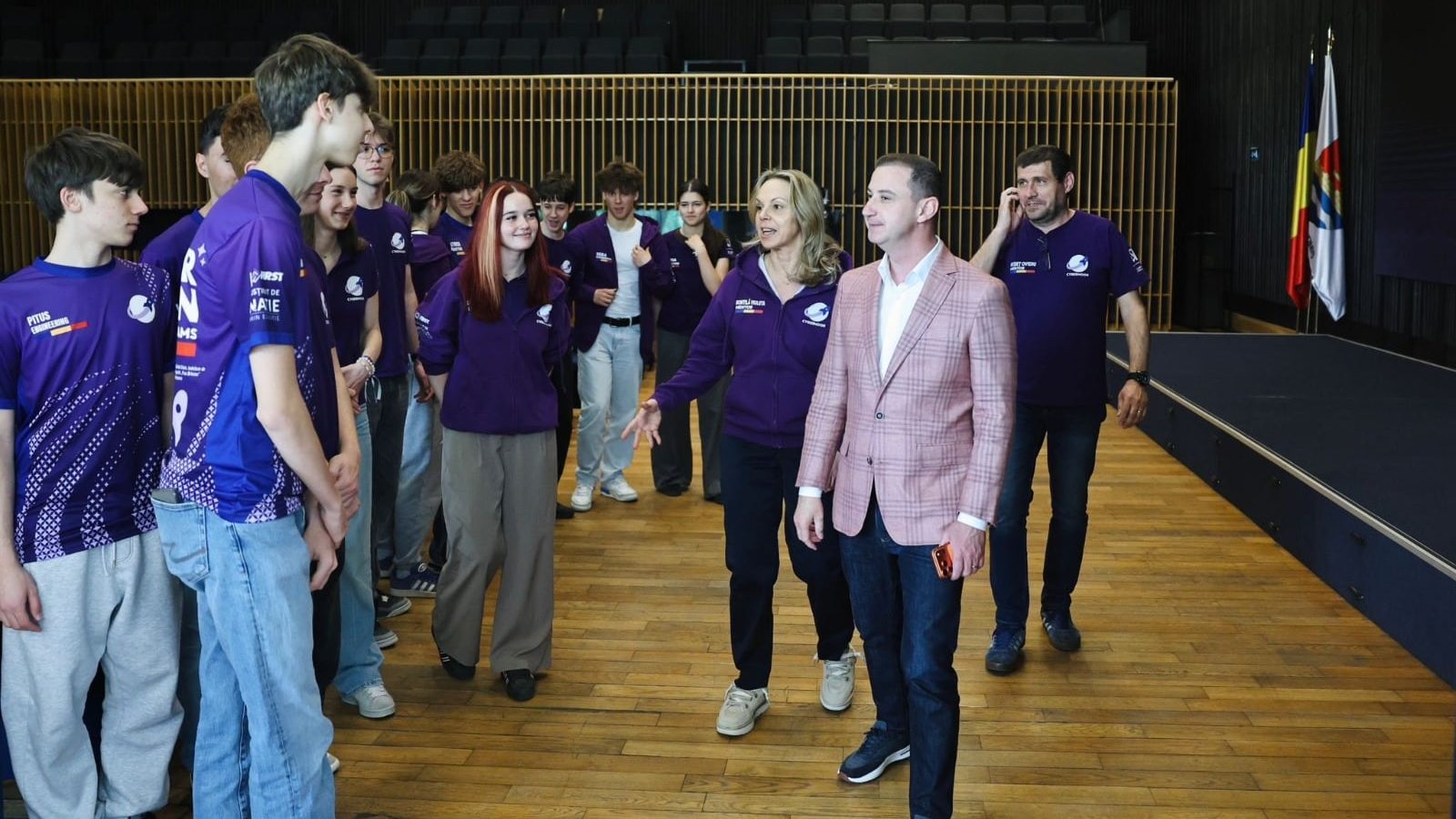 Elevii echipelor de robotică din Timișoara discutând cu Ruben Lațcău și Alfred Simonis despre viitorul hub tehnologic și competițiile internaționale.