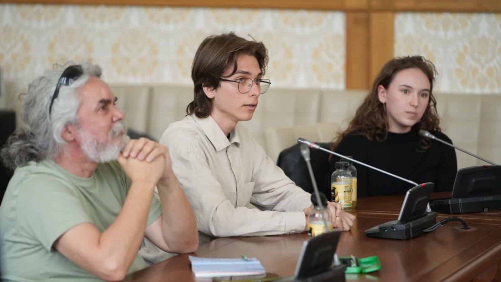 Elevii echipelor de robotică din Timișoara discutând cu Ruben Lațcău și Alfred Simonis despre viitorul hub tehnologic și competițiile internaționale.