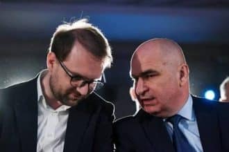 Premierul Ilie Bolojan și președintele USR Dominic Fritz în timpul declarației comune privind preluarea ministerelor lăsate libere de PSD.