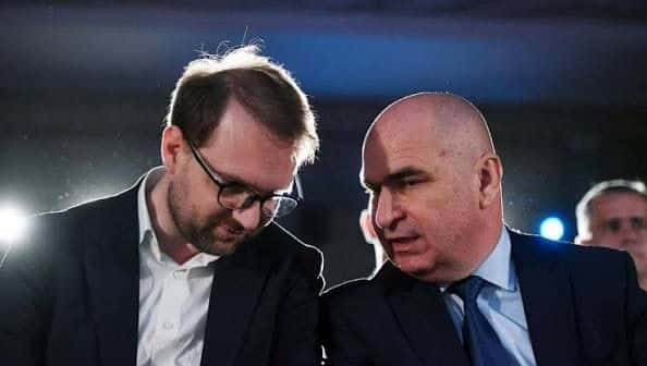 Premierul Ilie Bolojan și președintele USR Dominic Fritz în timpul declarației comune privind preluarea ministerelor lăsate libere de PSD.