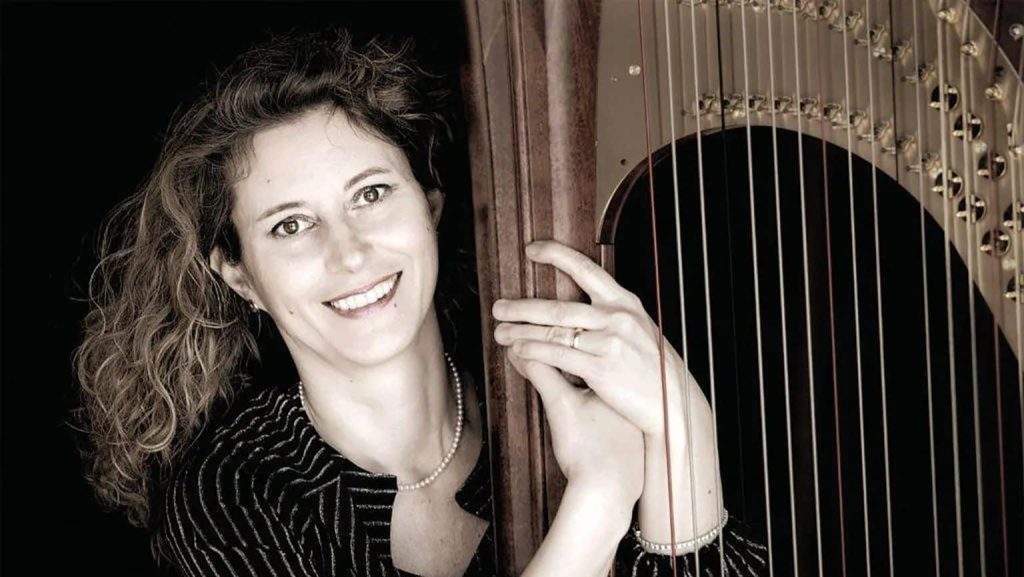 Harpista italiană Nicoletta Sanzin interpretând la harpă în cadrul aniversării a 75 de ani a Liceului de Artă Ion Vidu din Timișoara.