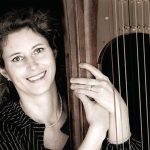 Harpista italiană Nicoletta Sanzin interpretând la harpă în cadrul aniversării a 75 de ani a Liceului de Artă Ion Vidu din Timișoara.