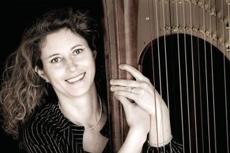 Harpista italiană Nicoletta Sanzin interpretând la harpă în cadrul aniversării a 75 de ani a Liceului de Artă Ion Vidu din Timișoara.