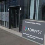 Harta Regiunii Vest cu principalele domenii de investiții finanțate prin ADR Vest: educație, mobilitate și eficiență energetică.