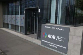 Harta Regiunii Vest cu principalele domenii de investiții finanțate prin ADR Vest: educație, mobilitate și eficiență energetică.