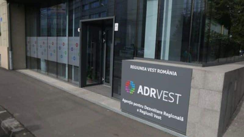 Harta Regiunii Vest cu principalele domenii de investiții finanțate prin ADR Vest: educație, mobilitate și eficiență energetică.