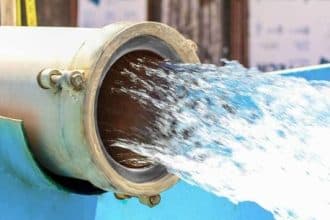 Echipele Aquatim efectuând lucrări de mentenanță și spălare a rezervoarelor de apă în județul Timiș.