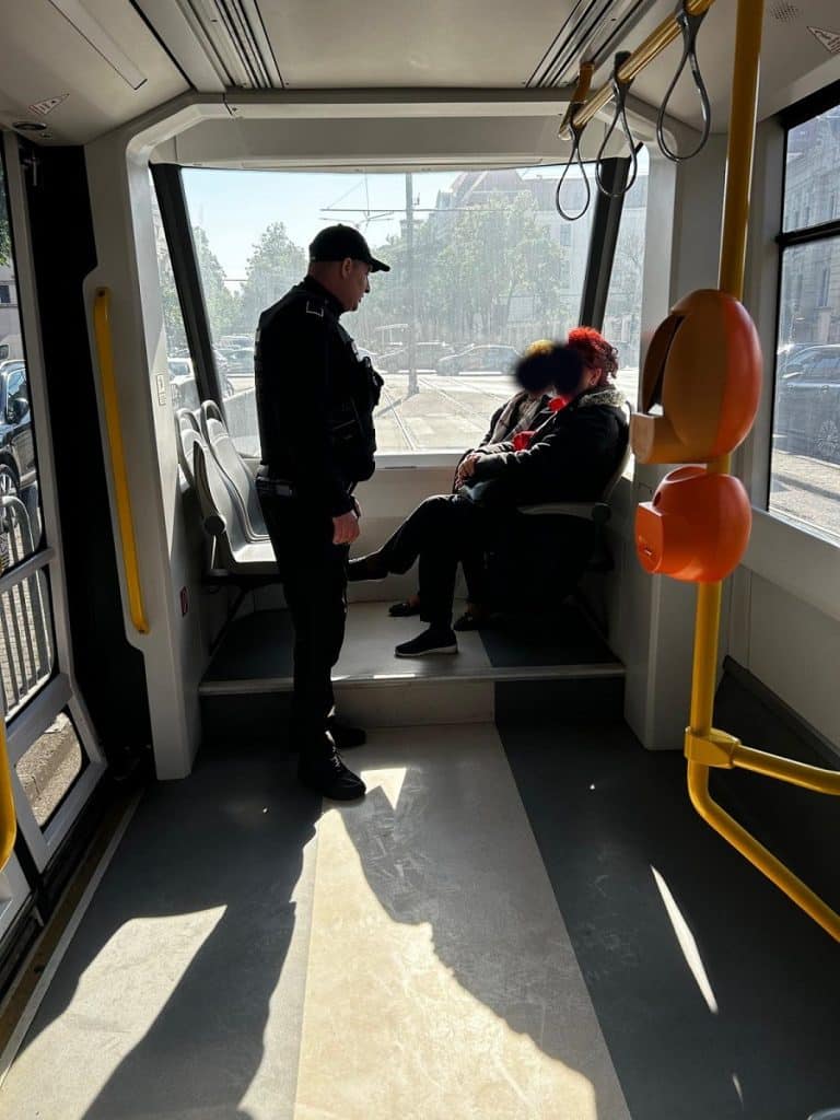 Polițiști locali patrulând într-un tramvai din Timișoara pentru prevenirea furturilor și sancționarea comportamentului inadecvat.