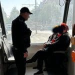Polițiști locali patrulând într-un tramvai din Timișoara pentru prevenirea furturilor și sancționarea comportamentului inadecvat.