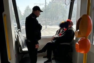 Polițiști locali patrulând într-un tramvai din Timișoara pentru prevenirea furturilor și sancționarea comportamentului inadecvat.