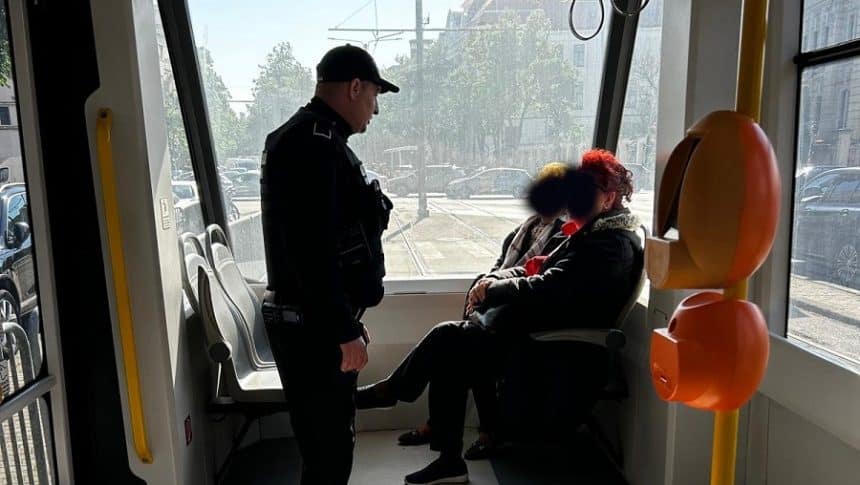 Polițiști locali patrulând într-un tramvai din Timișoara pentru prevenirea furturilor și sancționarea comportamentului inadecvat.